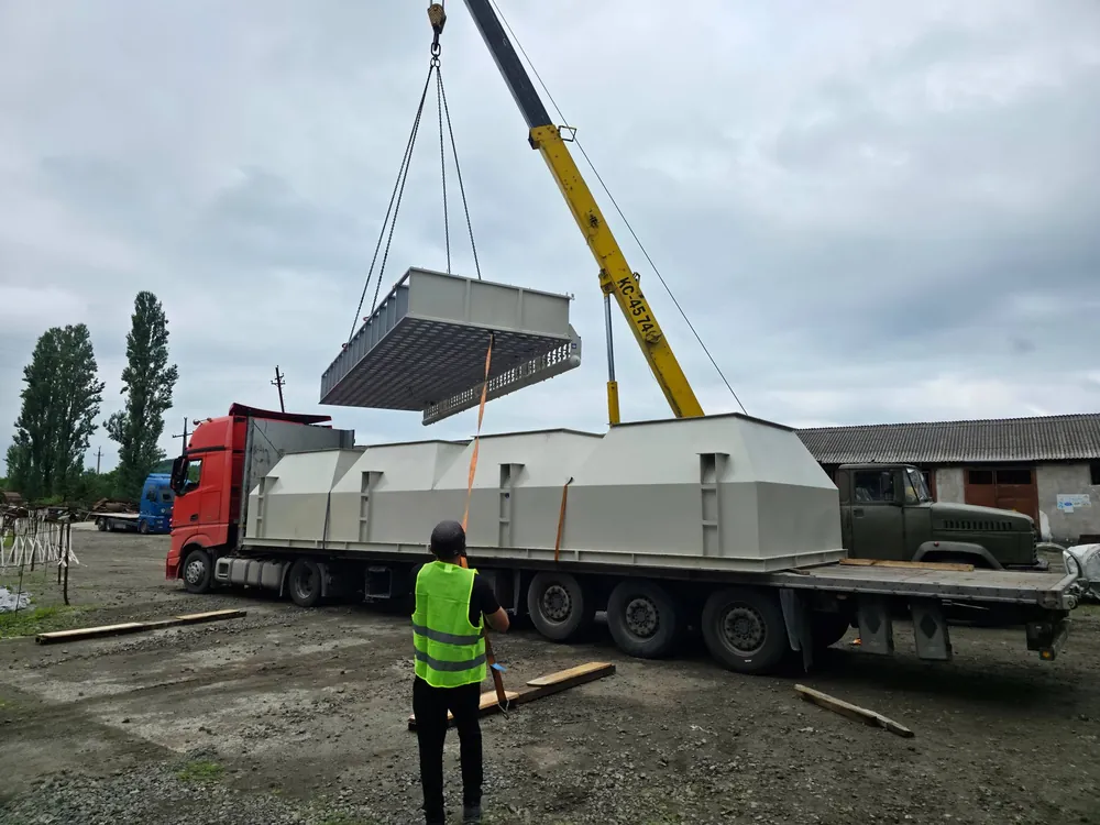 Heavy road freight cargo transport vehicle